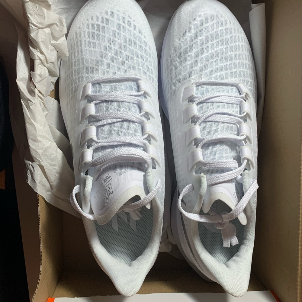 NEVER WORN NEW Air zoom Pegasus 37